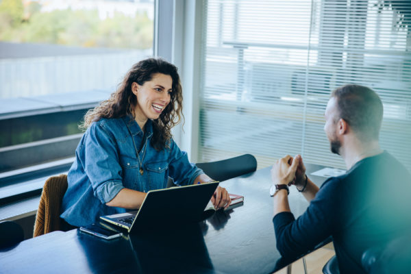 deux collègues discutent de leur expérience dans le domaine de l'inbound marketing